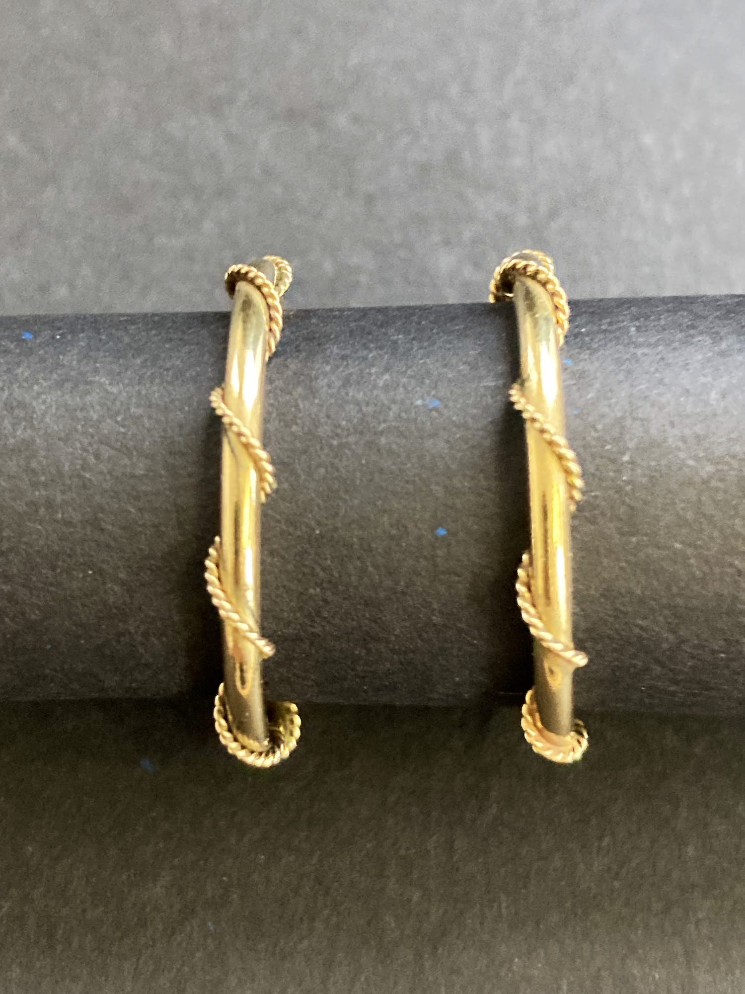 18 karaats geelgouden creolen, getordeerd verkocht voor € 250!