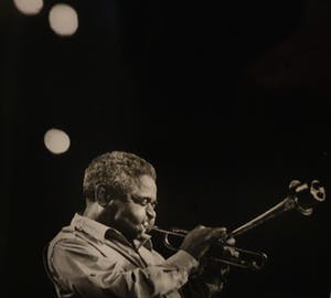 Niet of onleesbaar gesigneerd - Dizzy Gillespie in concert (vintage foto, fraai gelijst) kopen? Bied vanaf 1!