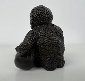 Carolein Smit - Sculptuur | 'Zittend jongetje met bal' | 2006 kopen? Bied vanaf 300!