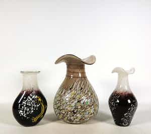 Niet of onleesbaar gesigneerd - Glas, Drie vaasjes verkocht voor € 1!