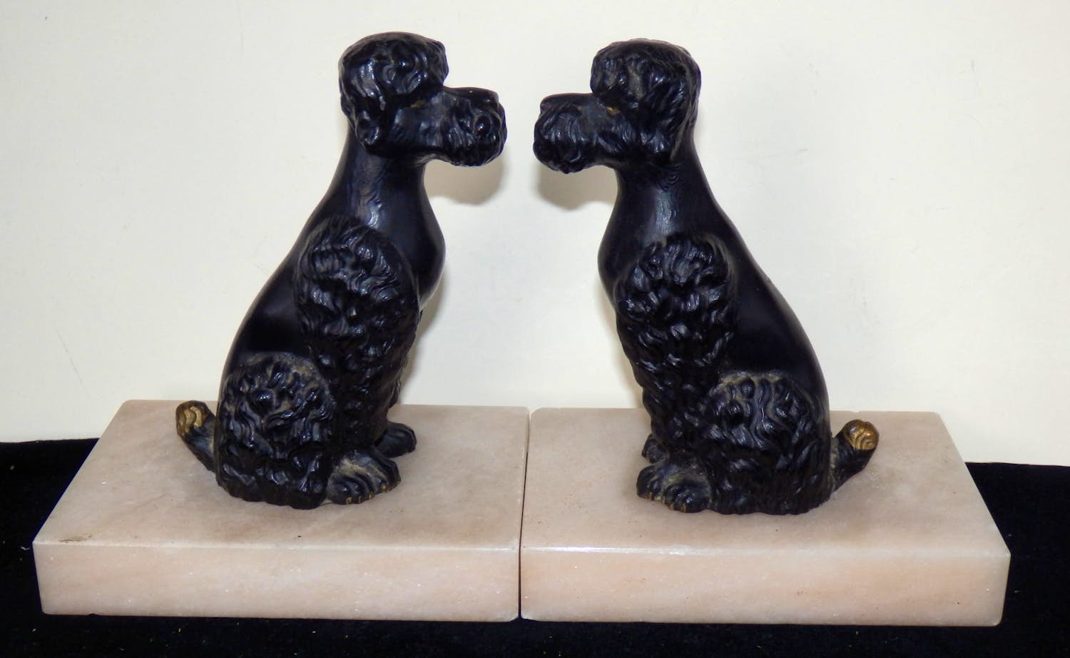 Niet of onleesbaar gesigneerd - 2 Boekensteunen van Honden kopen? Bied vanaf 1!