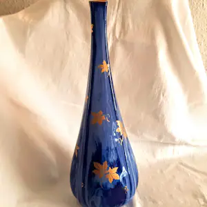 Sevres - Porzellan Vase original Sevres von 1900 mittelblau mit goldenem Blätter-Dekor kopen? Bied vanaf 290!