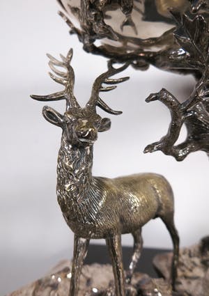 Curiosa - Verzilverd tafelstuk in de vorm van een hertengroep bij een boom kopen? Bied vanaf 60!