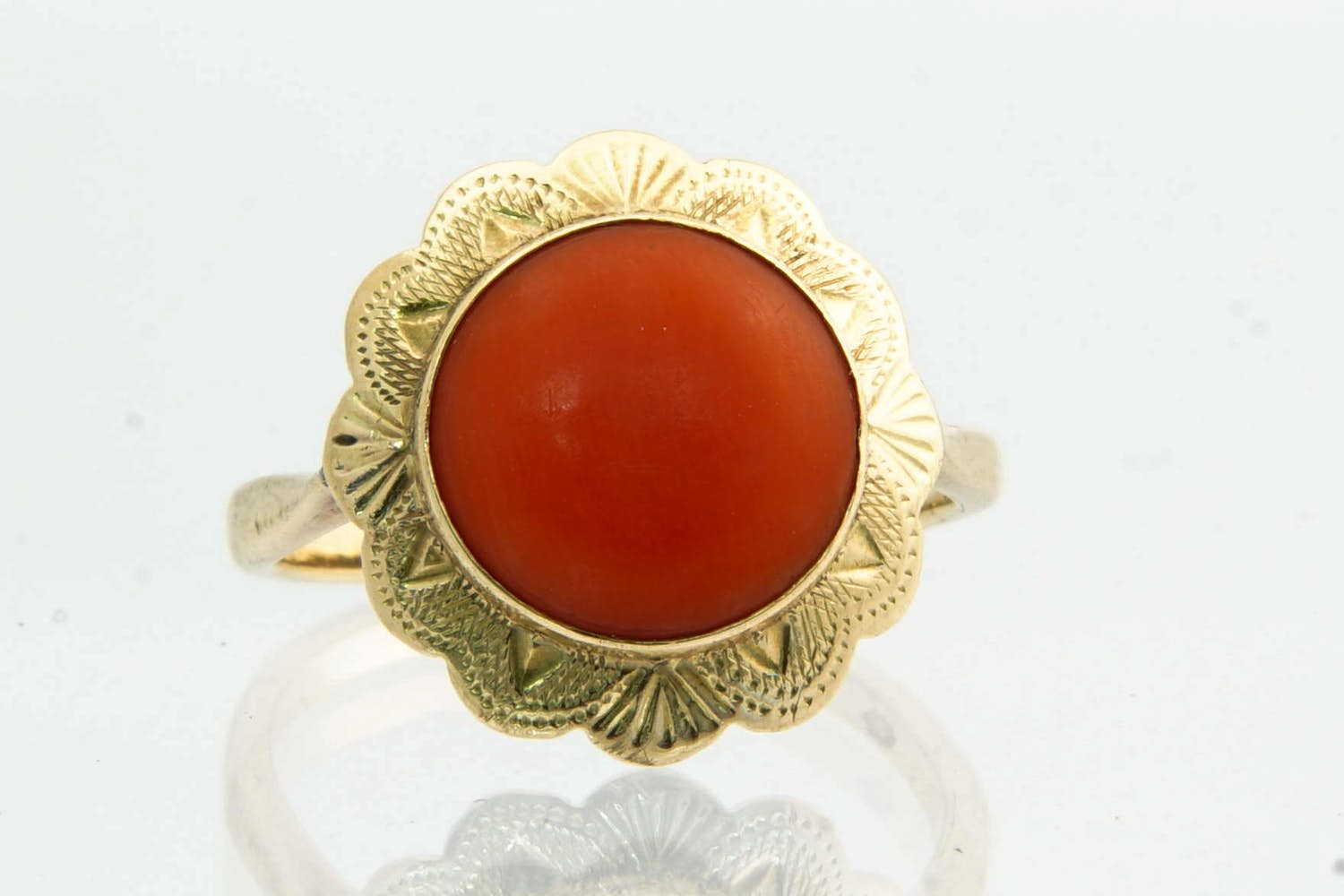 94 - Klassieke 14krt geelgouden ring met grote cabuchon geslepen bloedkoraal. kopen? Bied vanaf 90!