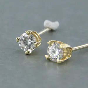 18k geel gouden solitair oorknoppen met briljant geslepen diamant tot. 0.22ct kopen? Bied vanaf 325!