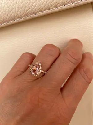 AcheterRing van 18 karaats roségoud met peervormige morganiet en halo van diamanten? Enchérissez de 700!