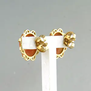 18k gouden ooroorknoppen met camee kopen? Bied vanaf 240!