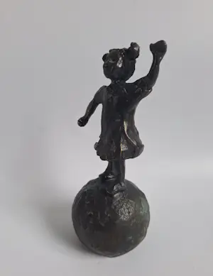 Astrid Veldhuyzen-Koppen - Vrolijk meisje op bal kopen? Bied vanaf 50!