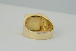 2548 -  geel-gouden Zegelring met cabochon geslepen zwarte steen - gekeurd kopen? Bied vanaf 280!