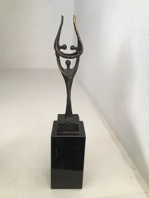 Corry Ammerlaan - Sculptuur “ Elkaar op handen dragen “ Gesigneerd kopen? Bied vanaf 1!