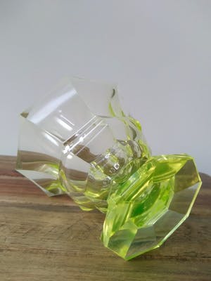 Niet of onleesbaar gesigneerd - 8-kantige vintage vaas van uraniumglas kopen? Bied vanaf 1!