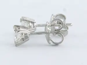 Buy 18k wit gouden solitair oorknoppen met briljant geslepen diamant tot. 0,22ct? Bid from 300!