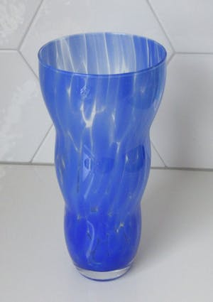 Niet of onleesbaar gesigneerd - Blauwe gewolkte dikwandige glazen vaas kopen? Bied vanaf 10!