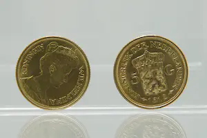 Acheter47- TWEE 900/1000 (90%) gouden "vijfjes" - Koningin Wilhelmina - 1912? Enchérissez de 440!