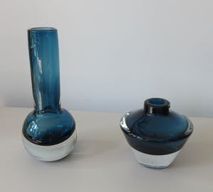 Niet of onleesbaar gesigneerd - Twee dikwandige rookblauwe glazen discus en schoorsteen vaas kopen? Bied vanaf 1!