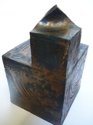 Niet of onleesbaar gesigneerd - Gestapelde kubussen -chamotte klei- kopen? Bied vanaf 10!