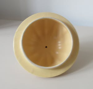 Plateelbakkerij Tiko - Grote eiergele platelen dekselvaas met lineair decor kopen? Bied vanaf 65!