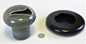 Niet of onleesbaar gesigneerd - Potterie gesigneerd vaasje en schaaltje verkocht voor € 1!