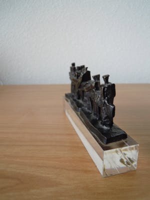 Frans Steginga - Prachtig beeldje "Samen de zaak van de grond tillen " - op plexiglas sokkel kopen? Bied vanaf 35!