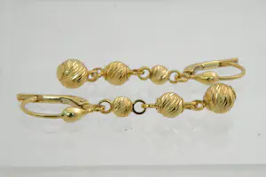 11 - Een sierlijk paar 18 karaat geel-gouden oorhangers met balletjes kopen? Bied vanaf 245!