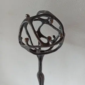Corry Ammerlaan - Bronzen sculptuur met abstracte figuren kopen? Bied vanaf 20!