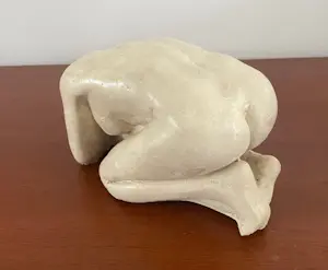 Niet of onleesbaar gesigneerd - Betongipsen beeld van een knielende vrouw - gesigneerd kopen? Bied vanaf 1!