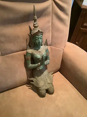 Niet of onleesbaar gesigneerd - Bronzen groot Thais tempelbeeld in prima staat kopen? Bied vanaf 1!