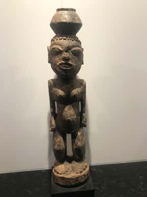 Niet of onleesbaar gesigneerd - Lobi vrouwelijk figuur verkocht voor € 10!