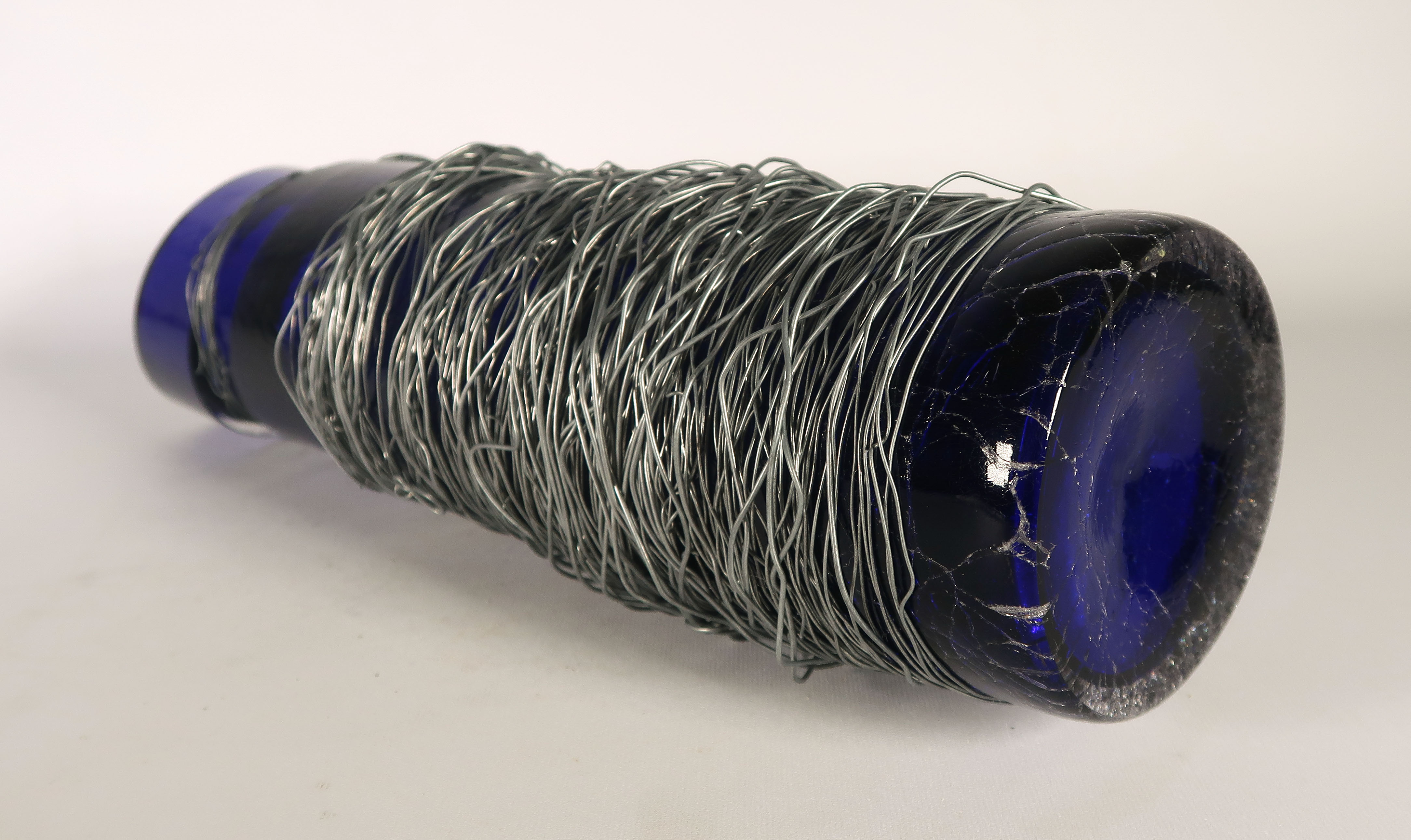 Novy Bor - Glas, Blauwe vaas met ijzerdraad kopen? Bied vanaf 20!