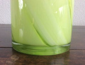 Niet of onleesbaar gesigneerd - HOGE GROENE GLAZEN DESIGNVAAS kopen? Bied vanaf 1!