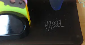 Ad van Hassel - Beeld van plexiglas in houten kistje, Buurvrouw (Cobart Pop Art) kopen? Bied vanaf 100!