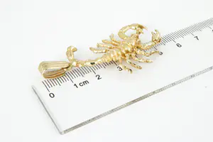 04 - Grote gouden 14krt sterrenbeeld zodiac hanger "Schorpioen" - gekeurd kopen? Bied vanaf 210!