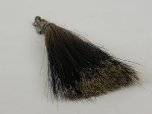 Curiosa - Jagershoedspeld / broche van wildzwijn haar met afbeelding van korhoen. kopen? Bied vanaf 1!