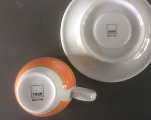 Keith Haring - e.a. TWEE ESPRESSO KOP-EN-SCHOTELS EN EEN MOK kopen? Bied vanaf 16!