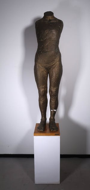 Toon Gielen - Beschilderd gips, Vrouwenfiguur op sokkel (Zeer groot en zwaar) kopen? Bied vanaf 1!