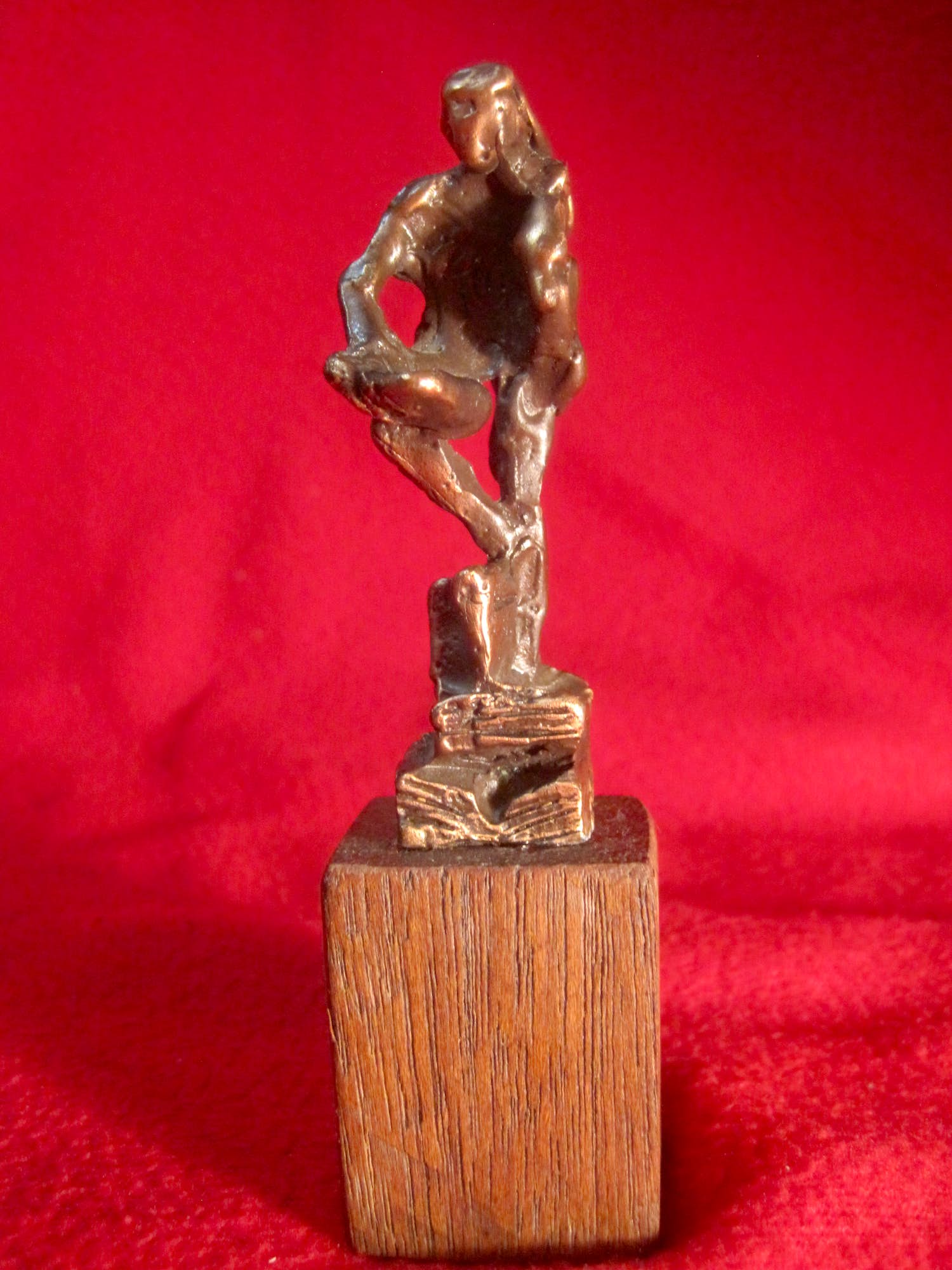 Want to buy Bronze De Boekverslinder.? Bid from 40! Kunstveiling.nl