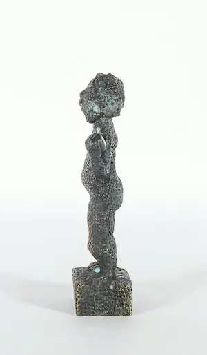 Carolein Smit - Bronzen beeld, Klein jongetje met bal kopen? Bied vanaf 1!