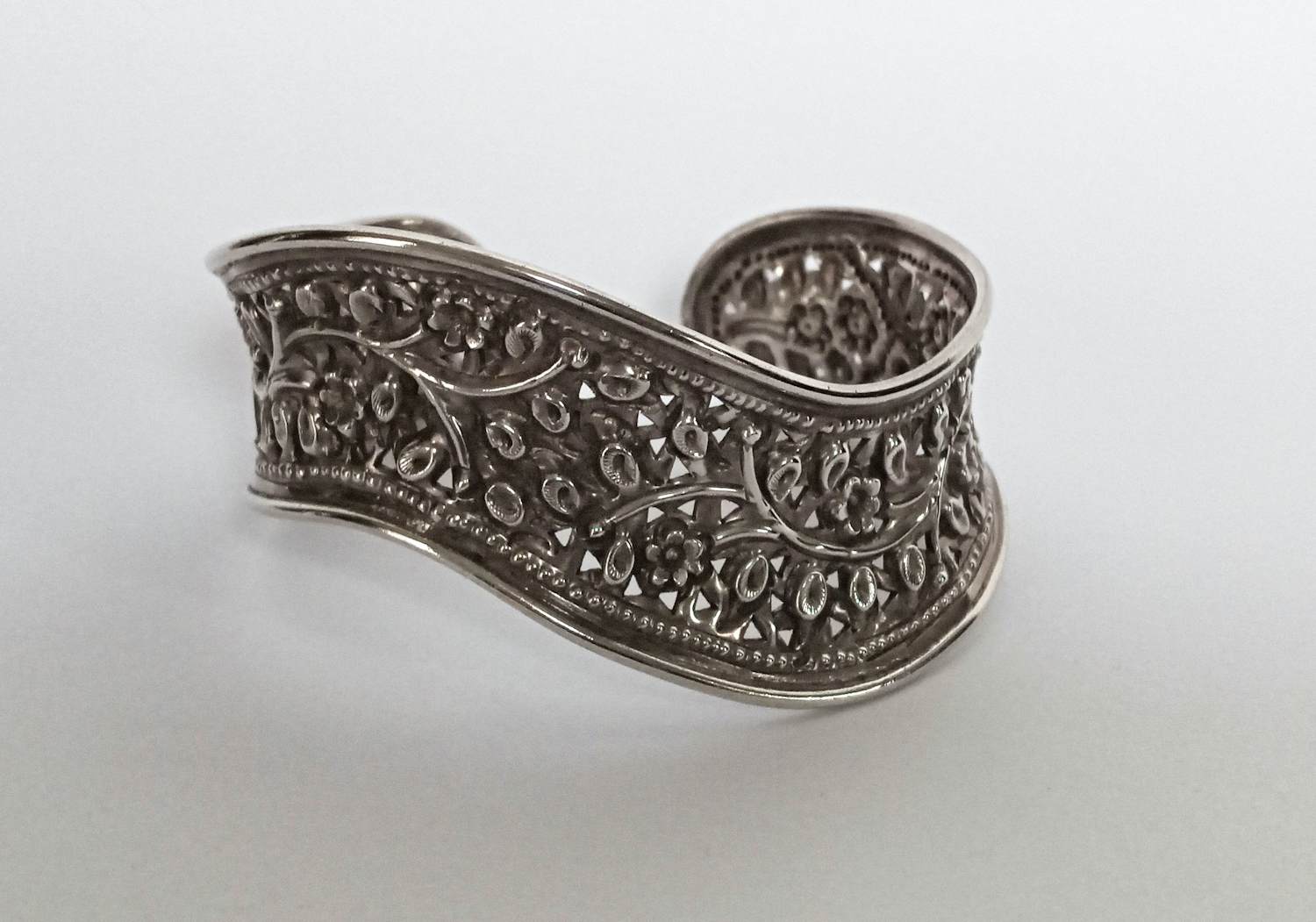 Sterling zilveren golvende ajour gesneden armband kopen? Bied vanaf 125!