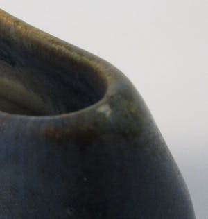 Niet of onleesbaar gesigneerd - Ovaal Studio aardewerk vaasje van Kamini uit Griekenland kopen? Bied vanaf 1!