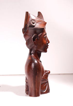 Niet of onleesbaar gesigneerd - Tropisch houten sculptuur van een jongeman met frangipani bloem- Bali, Indonesië kopen? Bied vanaf 1!