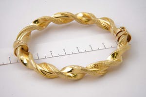 2532 - Elegante 18 karaats gouden gedraaid geblazen armband - hollands keur kopen? Bied vanaf 460!