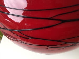 Niet of onleesbaar gesigneerd - Rode glazen vaas met zwart draadglas kopen? Bied vanaf 10!