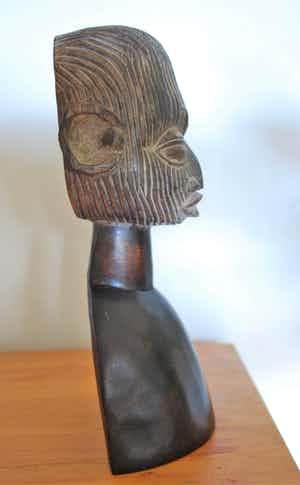 Niet of onleesbaar gesigneerd - houten beeld jonge man verkocht voor € 1!