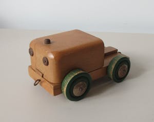 Curiosa - Vintage houten trein en wagon + auto van Brio uit Zweden kopen? Bied vanaf 1!