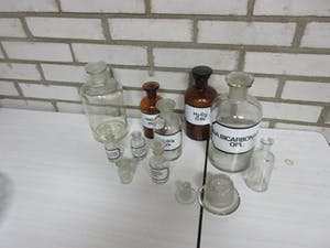 Curiosa - Set van antieke glazen apothekerspotten en flesjes kopen? Bied vanaf 1!