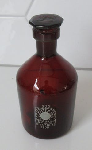 Niet of onleesbaar gesigneerd - Schott & Gen Jenaer Glas Mainz - Bruine glazen apothekerspot 250. kopen? Bied vanaf 1!