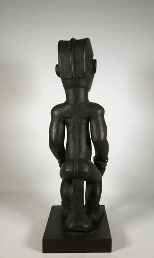 Fang - Hout en ijzer, Zittend mannenfiguur kopen? Bied vanaf 1!