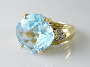 Acheter18k gouden cocktailring met blauwe topaas en diamant - ringmaat 18 mm (56)? Enchérissez de 350!