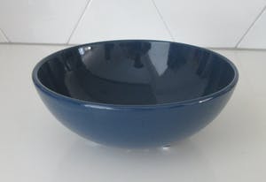 Ditmar Urbach - Art deco donkerblauwe aardewerken fruittest met onderbord kopen? Bied vanaf 32!