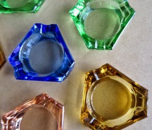 Niet of onleesbaar gesigneerd - Set decoratieve gekleurd glazen Asbakjes - 60-er jaren kopen? Bied vanaf 1!